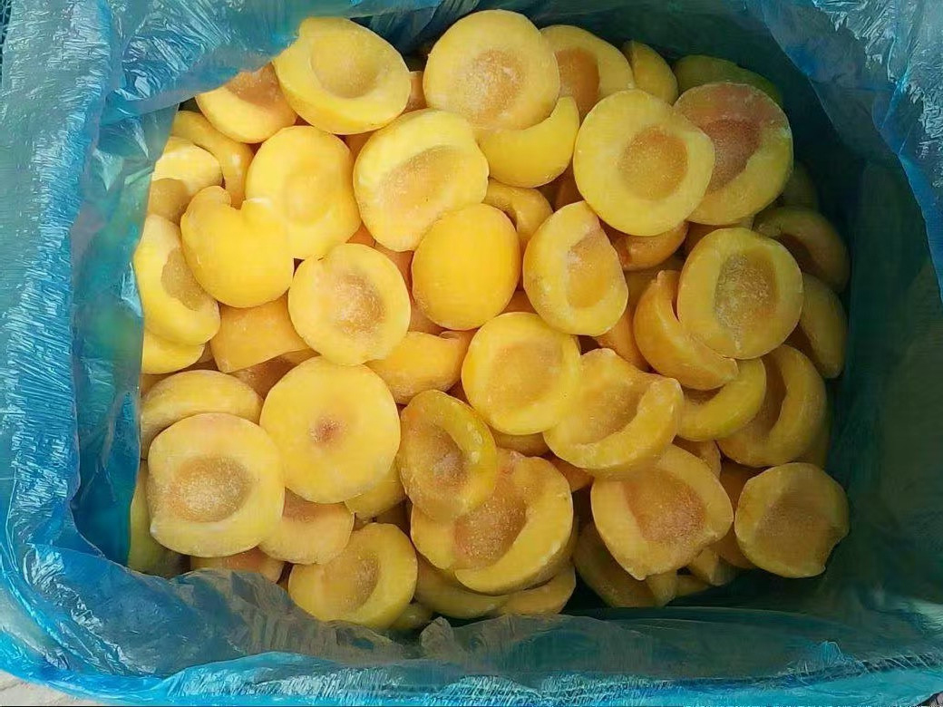 Желтые персики-половинки